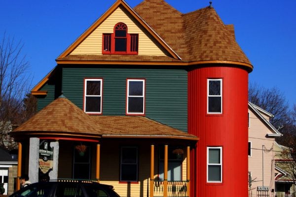 Painting the facade of the house