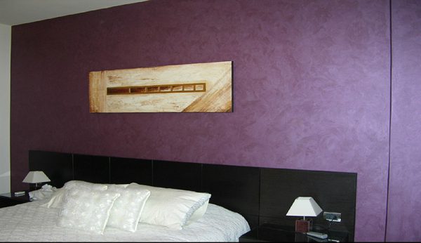 The use of silk paint in the bedroom interior