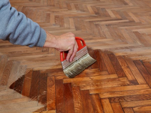 Primer coating on the parquet