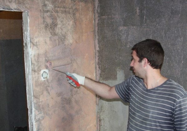 Man puts concrete contact on the wall