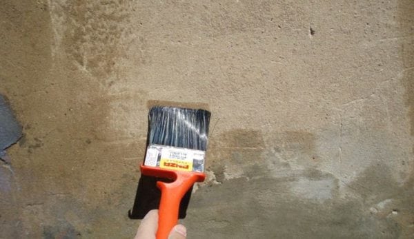 Apply primer to plaster