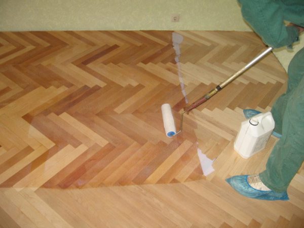 Application of varnish using a roller