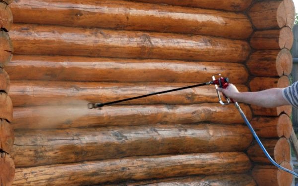 Application of protective agent on a wooden surface