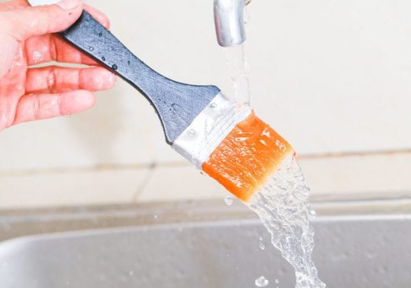 Un cepillo debe remojarse durante un par de horas en agua.