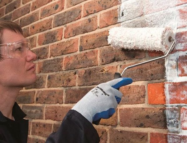 Application of a primer on a brick wall