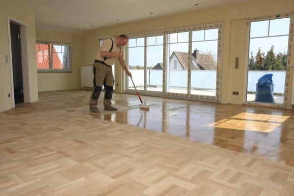 Parquet lacquering