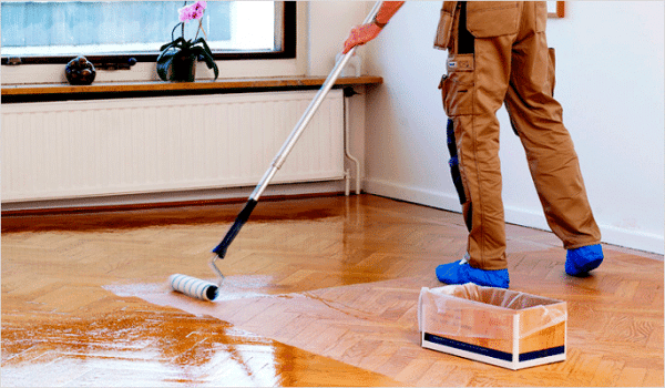 Application of varnish on the floor with a roller