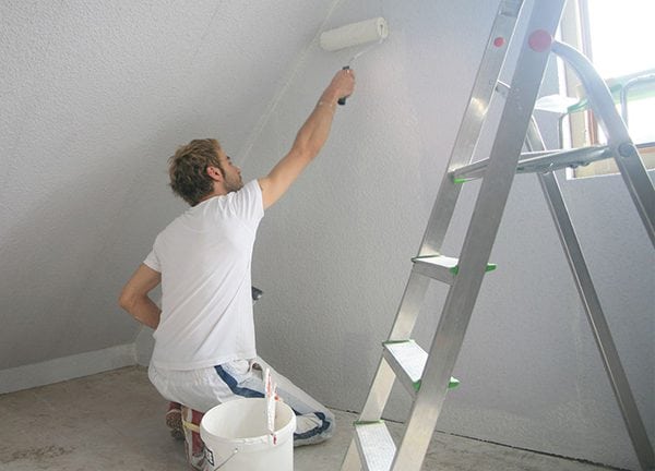 Aplicación de imprimación en una pared pintada.