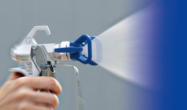 Checking the spray gun with a manual spray gun