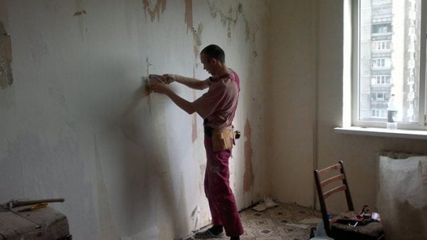 Cleaning the walls before painting with silicate paint