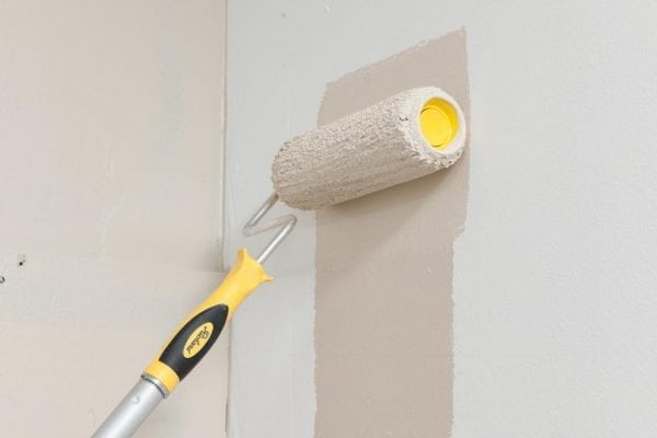 Painting walls with mother-of-pearl paint roller