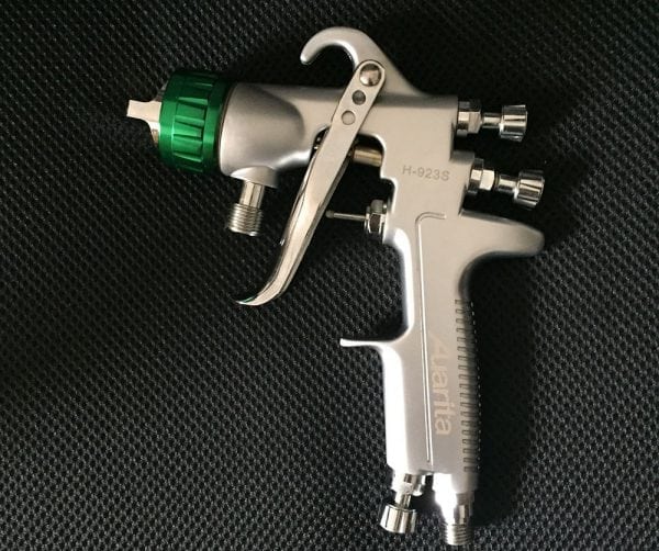 Gun for polyurethane paints