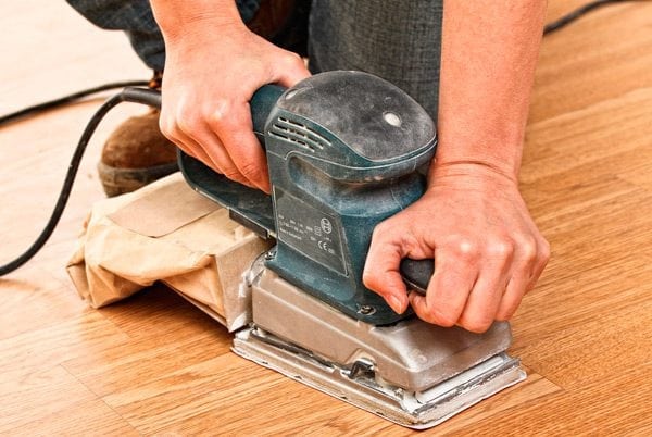 Removing old paint from the floor mechanically