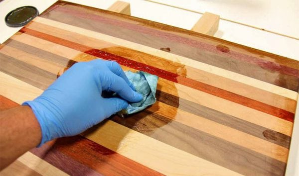 Protecting a wooden surface with oil