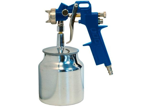 Pneumatic spray gun with tank below