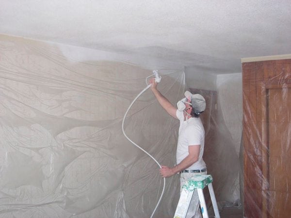 Whitewashing the ceiling with a spray gun without a stepladder