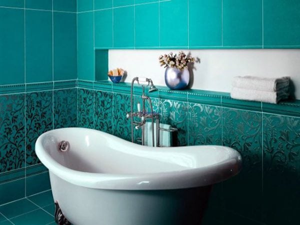 Acrylic or enamel coating of an old bathtub