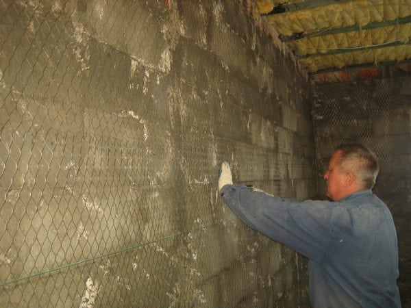 Plaster reinforcement with metal mesh