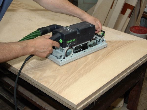 Grinding the veneered linen closet cover