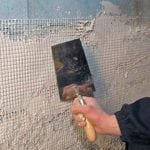 Tetulang plaster dengan mesh logam