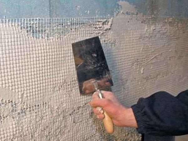 Tetulang plaster dengan mesh logam