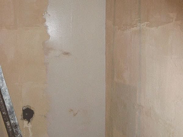 Puttying the walls of the chipboard under the wallpaper