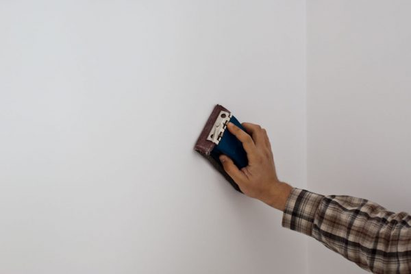 Grouting putty walls with sandpaper