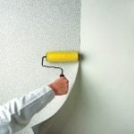 Wallpapering di dinding dicat