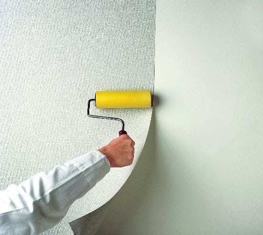 Wallpapering di dinding dicat