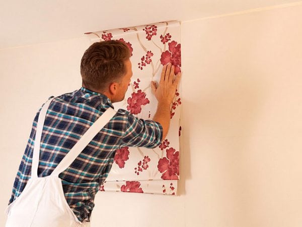 Wallpapering di dinding ditutup dengan cat berasaskan air