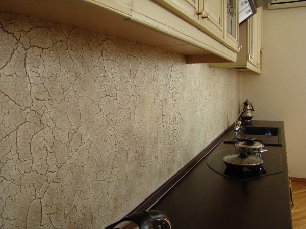 Antique-style craquelure wall in the kitchen