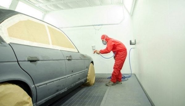 Application of a primer on a car with a spray gun