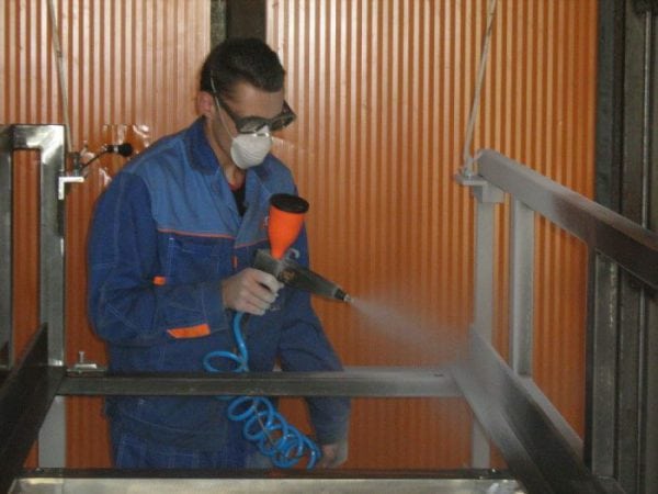 Application of quick-drying enamel XB-7141 using a spray gun