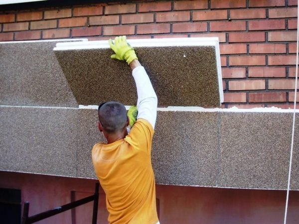 Při lepení polystyrenu na fasádu domu je nutné použít mrazuvzdorná lepidla