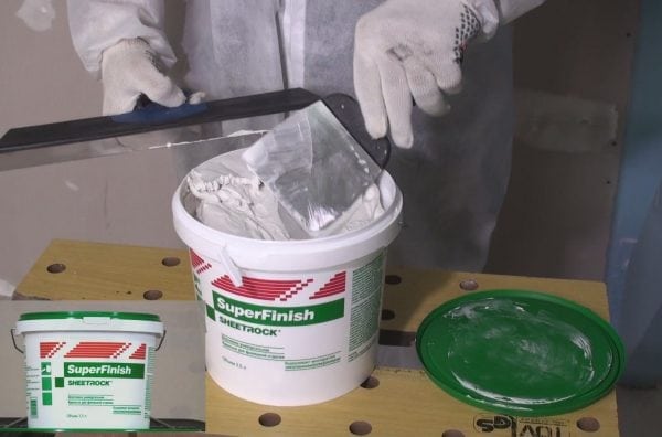 Tmel Sheetrock se prodává připravený k použití