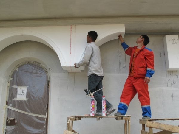 Bonding of polystyrene foam construction