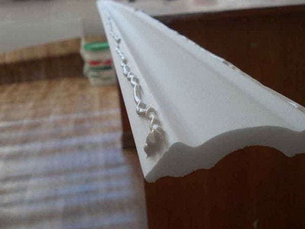 Permohonan gam beralun di papan skirting