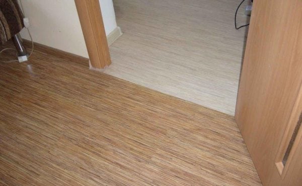 Gluing linoleum ke lantai akan mengelakkan penampilan buih