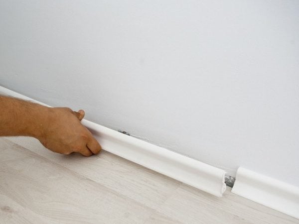 Installation of ceiling skirting on glue