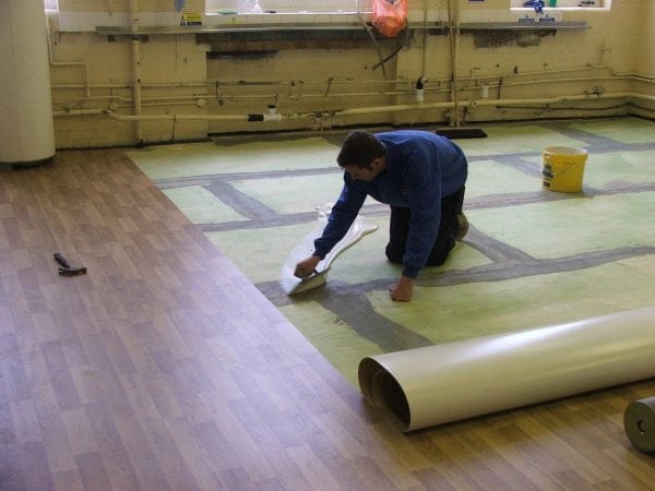 The use of adhesive mastic for joining linoleum