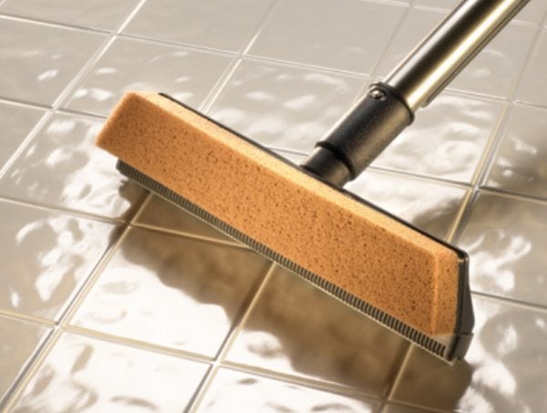 Tile dengan epoxy grout baik dibersihkan dengan cara apa pun