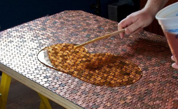 Correct filling of tabletops with transparent resin