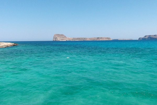 Warna biru laut di lagun