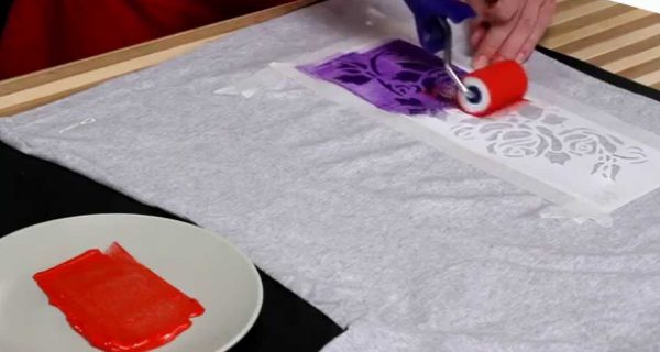 Dyeing fabric using a stencil