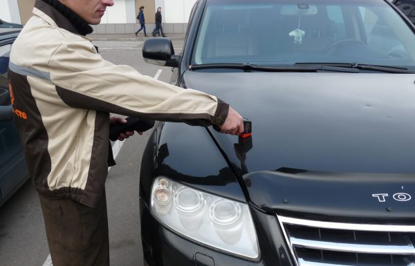 Měření tloušťky laku v autoservisu