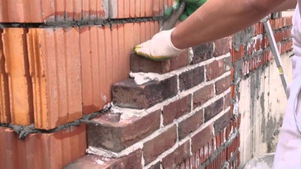 To obtain a white color, titanium oxide is added to the masonry mortar