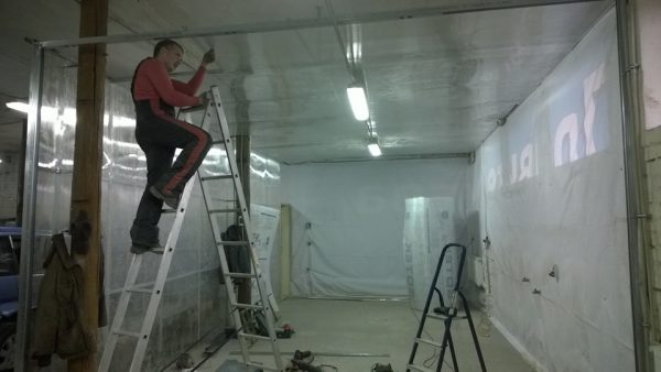 Mounting the ceiling in the spray booth