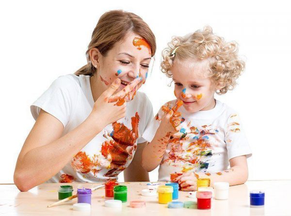 It is recommended to start classes with finger paints from 3 years