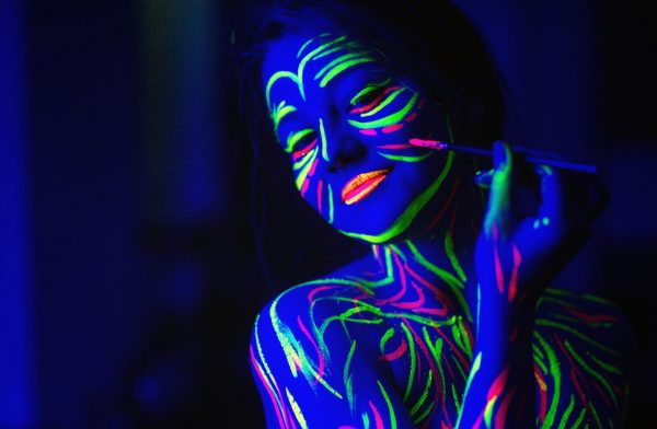 Fluorescenční inkousty jsou pro kůži bezpečné.