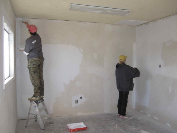 Priming the surface before wallpapering